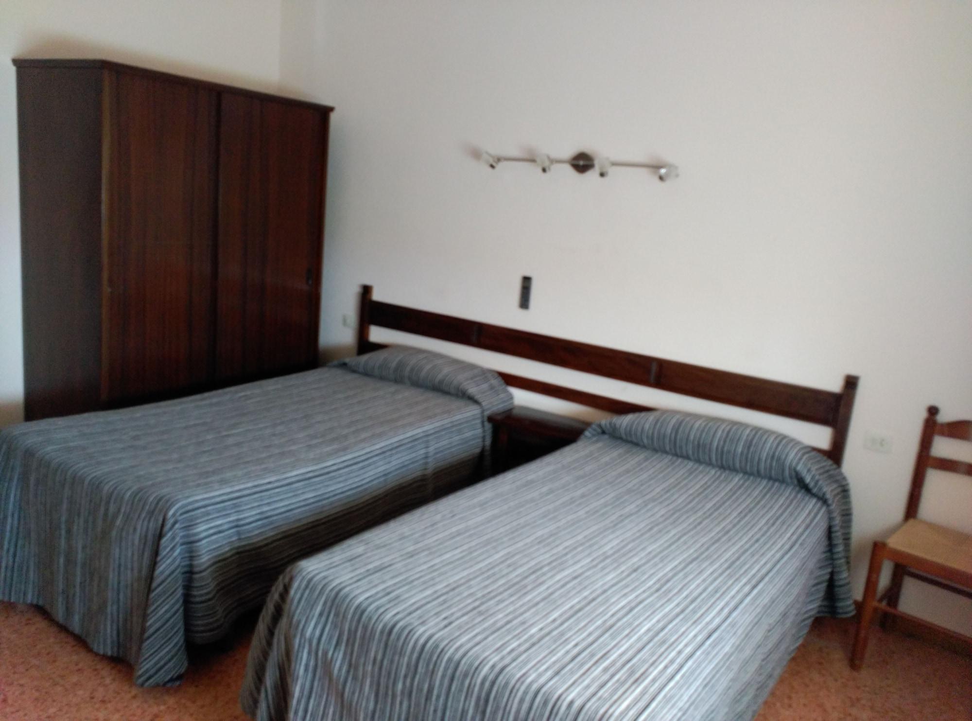 Hostal L'Esplai Viladamat Buitenkant foto