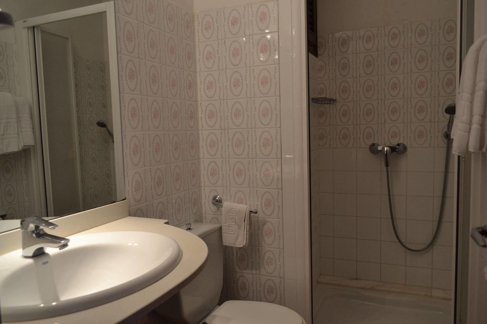 Hostal L'Esplai Viladamat Buitenkant foto